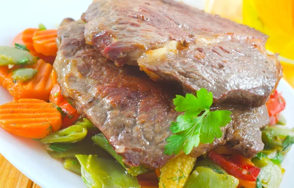 Carne al horno con verduras —  Fotos de Stock