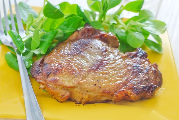 Steak et légumes verts — Photo