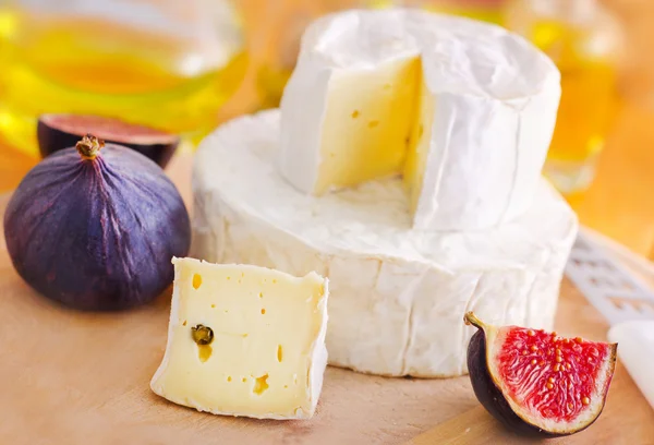 Käse und Feigen — Stockfoto