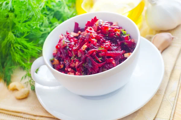 Frischer Salat mit Rüben und Walnüssen, vegetarischer Salat — Stockfoto