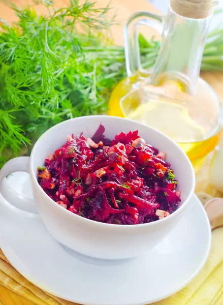 Fresh salad with beet and walnuts, vegetarian salad — Stock Photo, Image