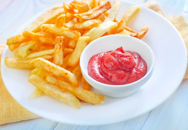 Patatine fritte con salsa — Foto Stock