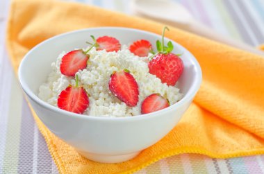 Çilekli süzme peynir.