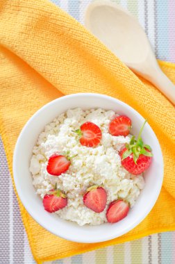 Çilekli süzme peynir.