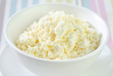 Cottage kaas in witte kom
