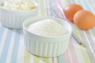 süzme peynir, şeker ve yumurta