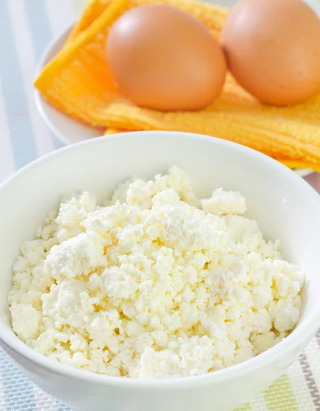 Cottage cheese and two raw eggs — Stock Photo, Image