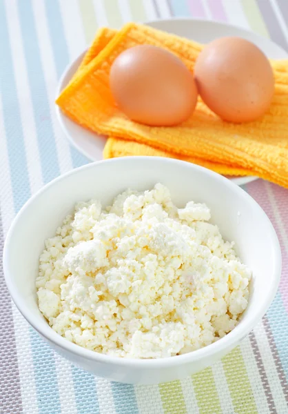 Коттеджный сыр и два сырых яйца — стоковое фото