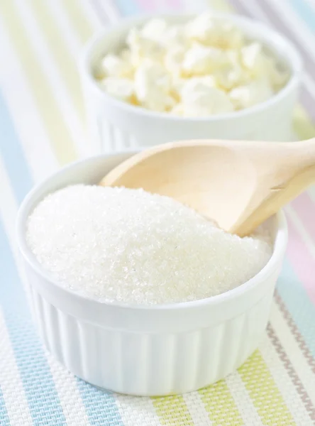 Cukr a tvarohένα μπολ με ζάχαρη — Stock fotografie