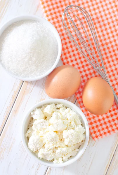 Коттеджный сыр, сахар и яйца — стоковое фото