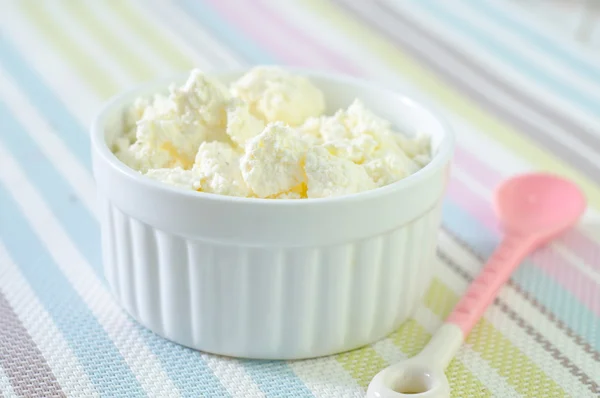 Queso de cabaña en tazón blanco — Foto de Stock