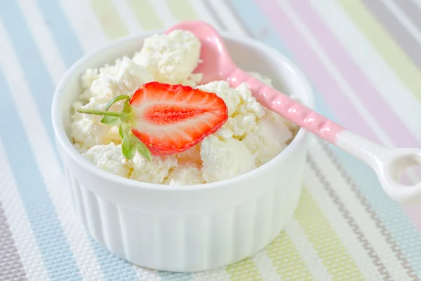 Cottage cheese with strawberry — Stock Photo, Image
