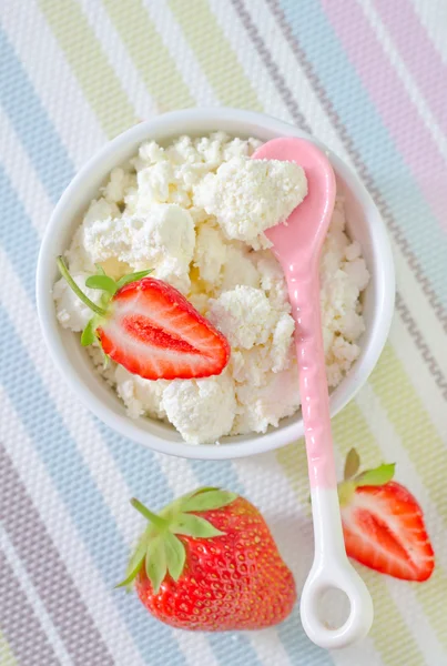 Cottage kaas met aardbei — Stockfoto