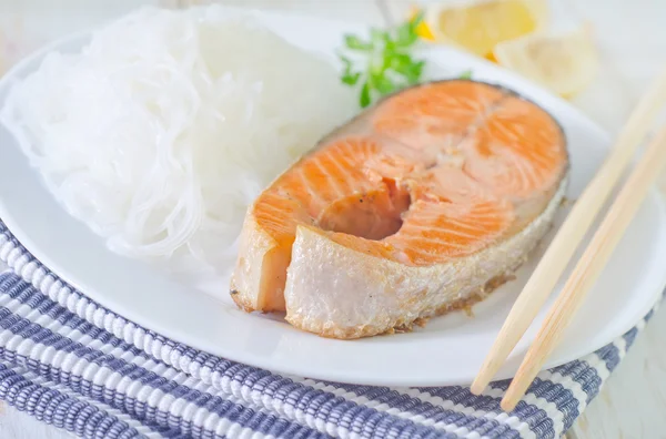 Zalm met rijstnoedels — Stockfoto