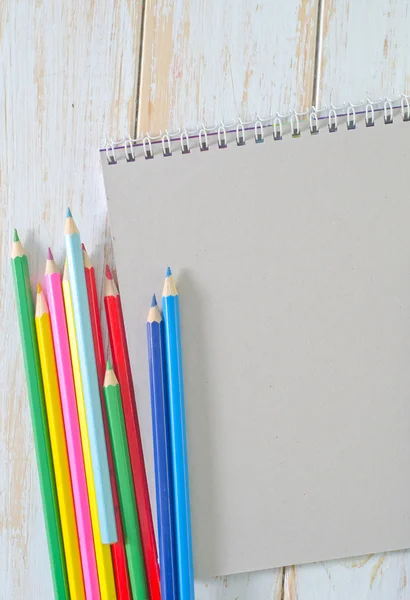 Note and pencils — Stockfoto