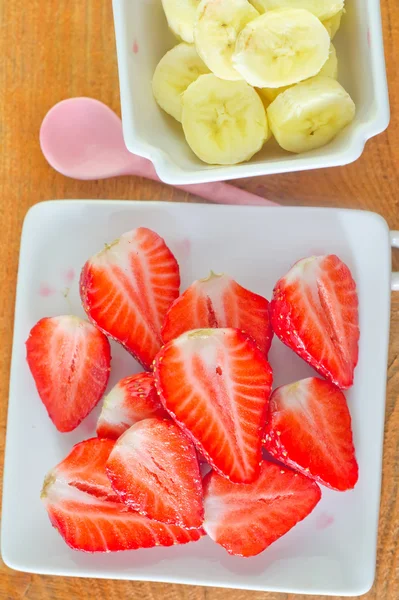 Erdbeere und Banane — Stockfoto