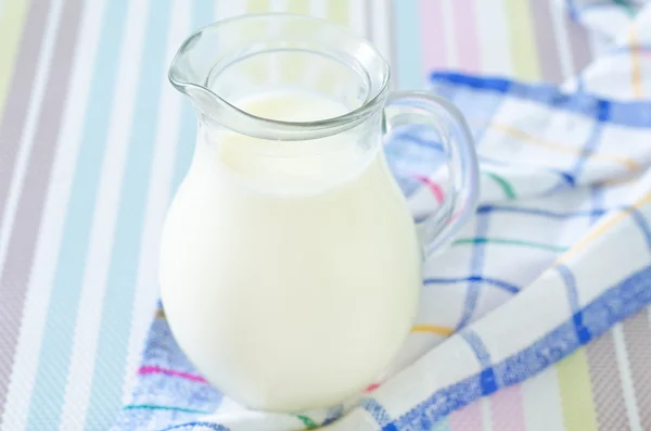 Melk in kruik — Stockfoto
