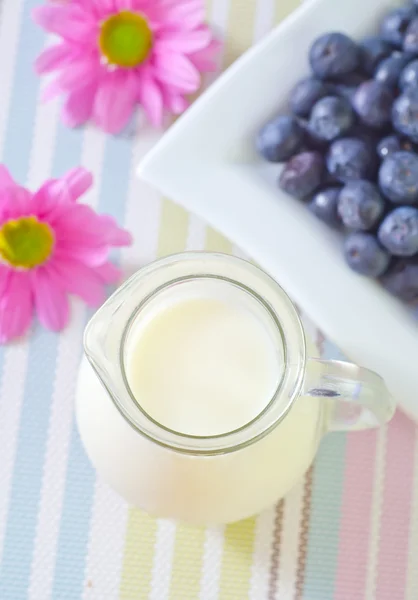 Mjölk och blåbär — Stockfoto