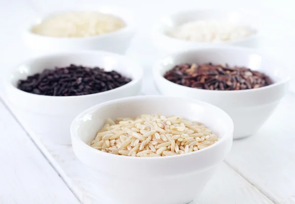 Different kind of raw rice, raw rice in the white bowls — Stock Photo, Image