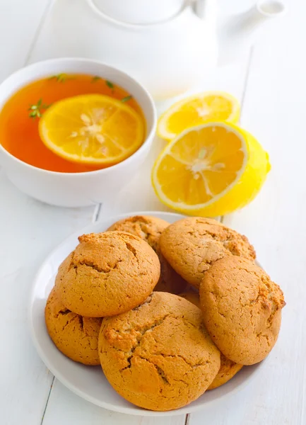 Sweet cookies with fresh tea — Stock Photo, Image