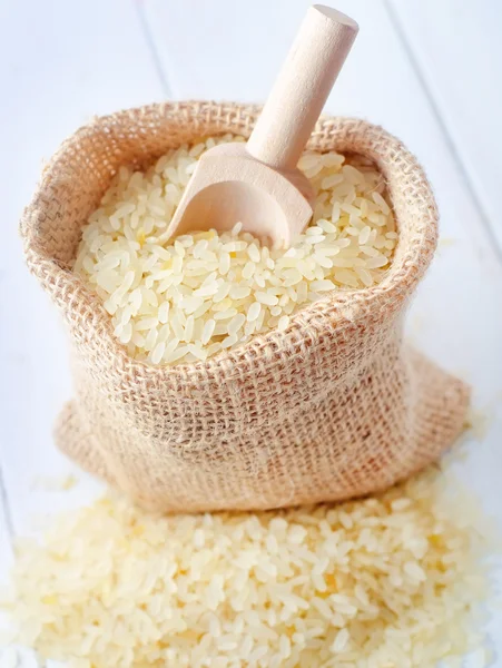 Arroz cru sobre a mesa, parte do arroz cru — Fotografia de Stock