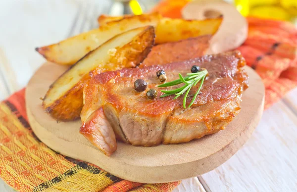 Stekt kött med potatis — Stockfoto