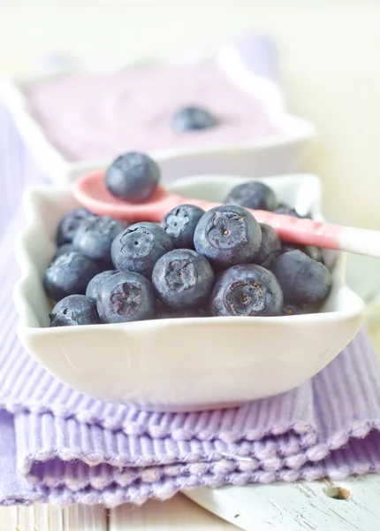 Arándanos y yogur —  Fotos de Stock