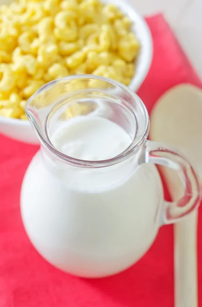 Melk en droge ontbijt — Stockfoto