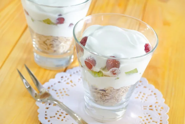 Oat flakes with yogurt — Stock Photo, Image