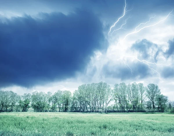 Groen veld en storm — Stockfoto