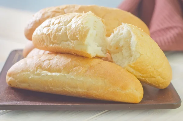 Bröd på ett bord — Stockfoto