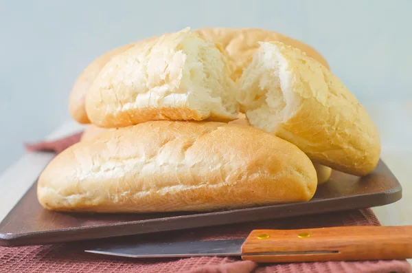 Brood op een tafel — Stockfoto