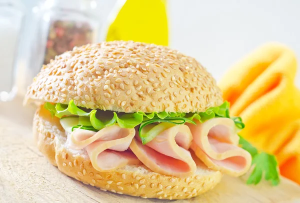 Sandwich mit Schinken und Gurken — Stockfoto