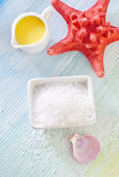 Морская соль и раковины — стоковое фото