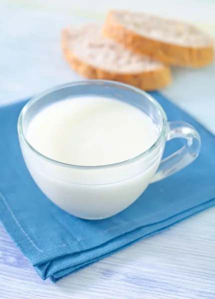 Milch im Glas — Stockfoto