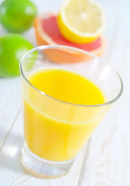 Juice med frukt — Stockfoto