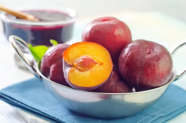 Fresh plums — Stock Photo, Image