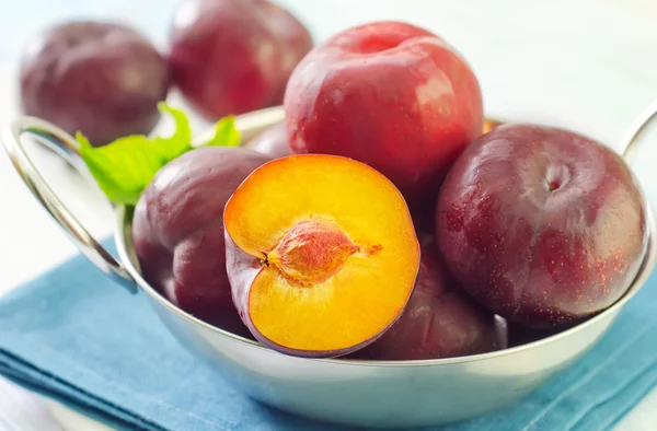 Fresh plums — Stock Photo, Image