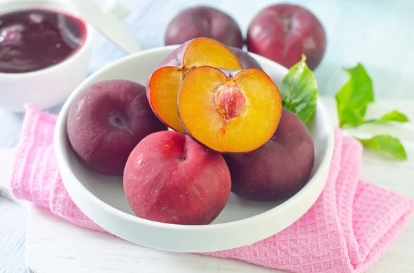 Fresh plums — Stock Photo, Image