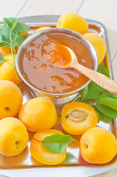 Marmelade und Aprikosen — Stockfoto