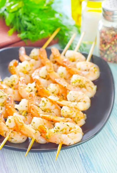Boiled shrimps are beaded on sticks — Stock Photo, Image