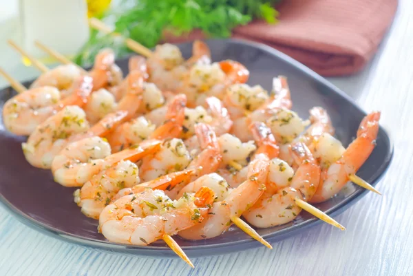 Boiled shrimps are beaded on sticks — Stock Photo, Image