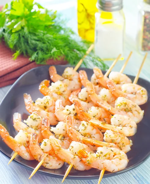 Boiled shrimps are beaded on sticks — Stock Photo, Image