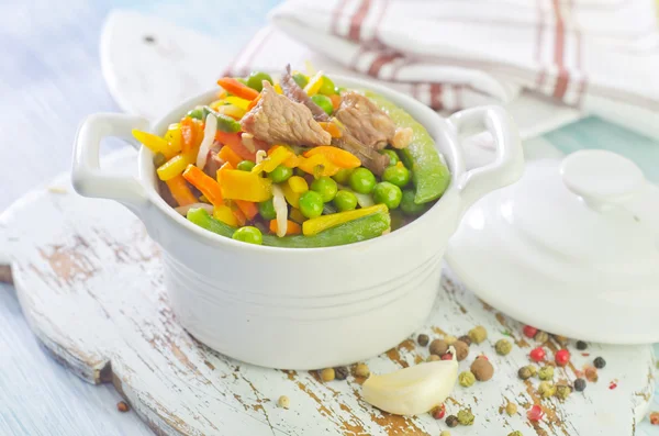 Verduras horneadas con carne —  Fotos de Stock