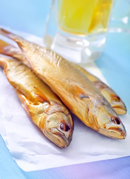 Peixe fumado com cerveja — Fotografia de Stock