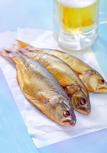 Räucherfisch mit Bier — Stockfoto