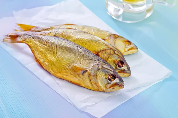 Räucherfisch mit Bier — Stockfoto