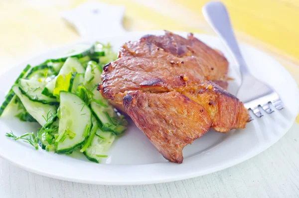 Vlees met salade — Stockfoto