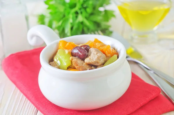 Viande cuite au four aux légumes — Photo