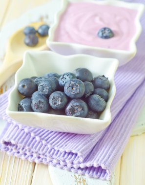 yaban mersini ve yoğurt